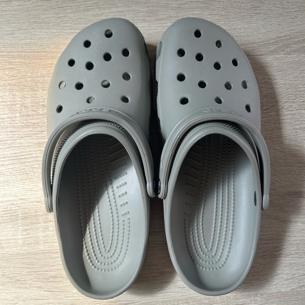 CROCS (grey NWT)